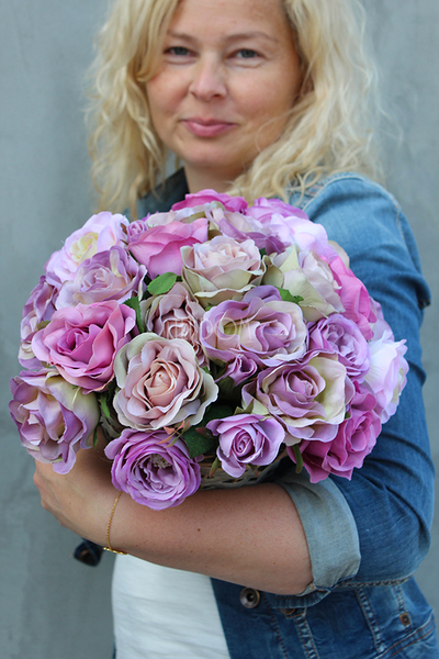 bogaty kosz z brudnofioletowymi różami Romance 2, wym. 30x30x30cm