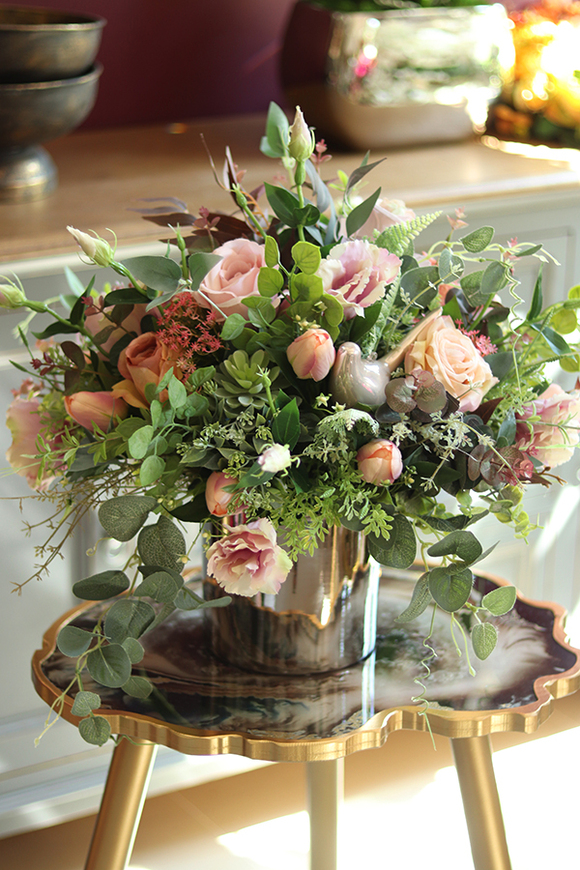 Figaro Silver, efektowna kompozycja kwiatowa w lustrzanym wazonie, wys.54cm