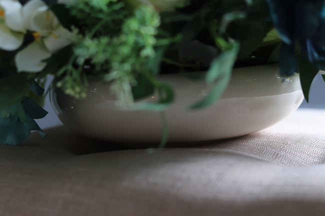 Bluena, wiosenna kompozycja kwiatowa w białej misce, wys.26cm