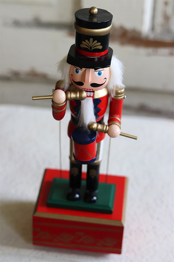 OD RĘKI Dziadek do Orzechów, figurka bożonarodzeniowa z pozytywką, czerwona, wym.32x12x9cm