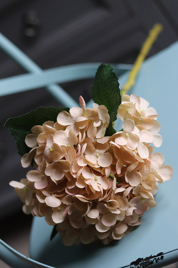 Argentyna DarkCream, gałązka sztucznej hortensji z listkami, 1szt., dł.50cm