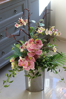 Lucille Granada, kompozycja ze storczykiem w srebrnym wazonie, wys.97cm