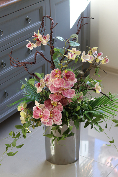 Lucille Granada, kompozycja ze storczykiem w srebrnym wazonie, wys.97cm