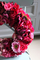 intensywnie różowy wianek na drzwi, Tessi, śr.40cm