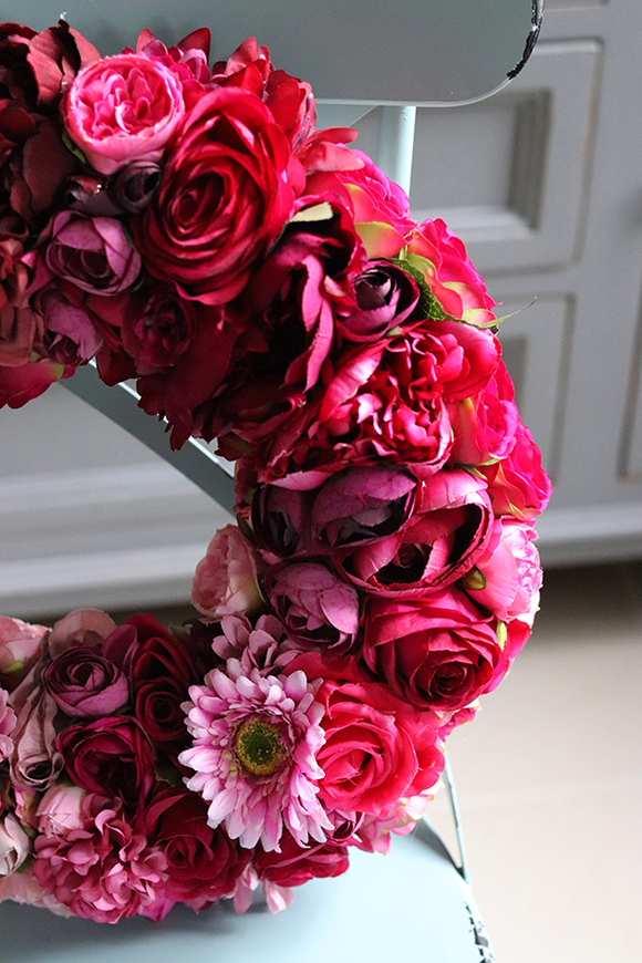 intensywnie różowy wianek na drzwi, Tessi, śr.40cm