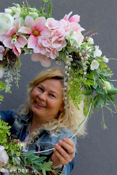 atrakcyjny wianek kwiatowy z magnolią, Barcelitta Big, śr.60cm 