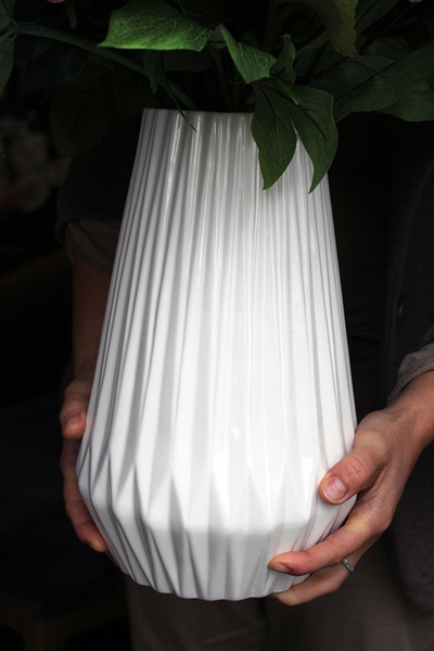 Pudrova kompozycja kwiatowa w wazonie Latina White, wys.80cm