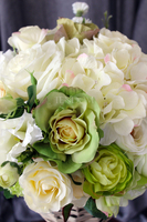 bogaty kosz z kremowymi i zielonymi różami Romance wys.36cm