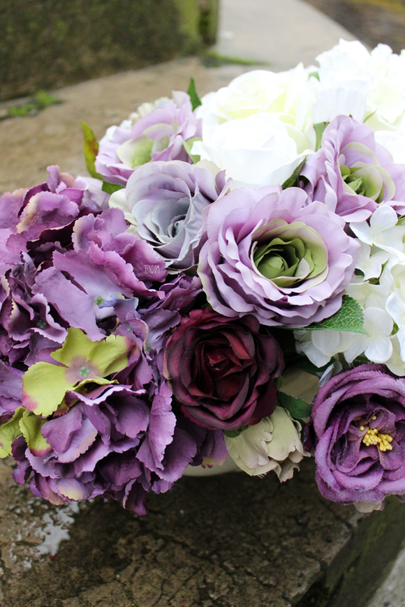 kompozycja Violet w kremowej donicy łódce 50x30, wys.30cm