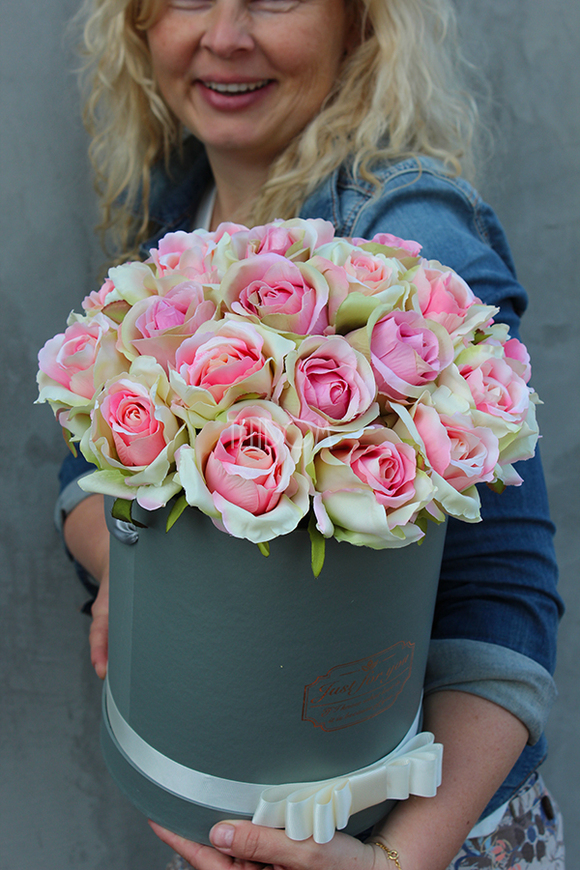 kompozycja kwiatowa / bukiet Flowerbox Roses, wys.33cm