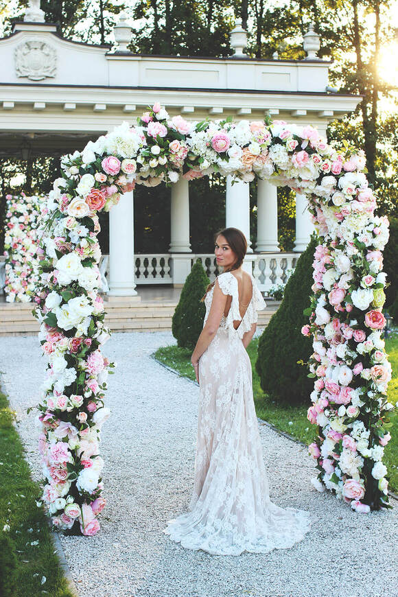 Wypożyczenie łuku kwiatowego, Maria Antonina, 1 uroczystość