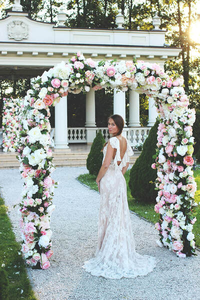 Wypożyczenie łuku kwiatowego, Maria Antonina, 1 uroczystość