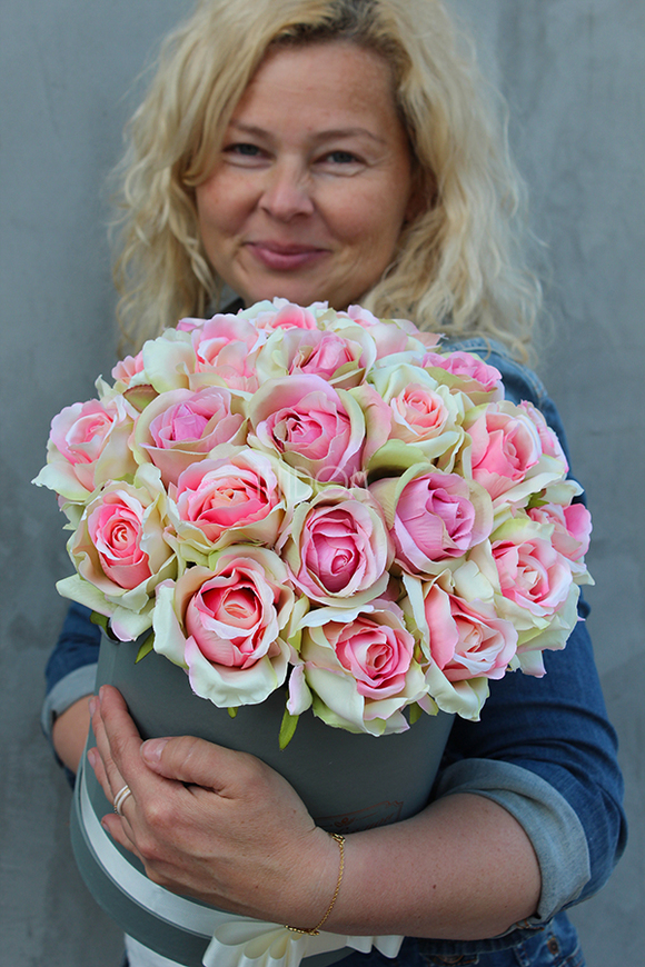 kompozycja kwiatowa / bukiet Flowerbox Roses, wys.33cm