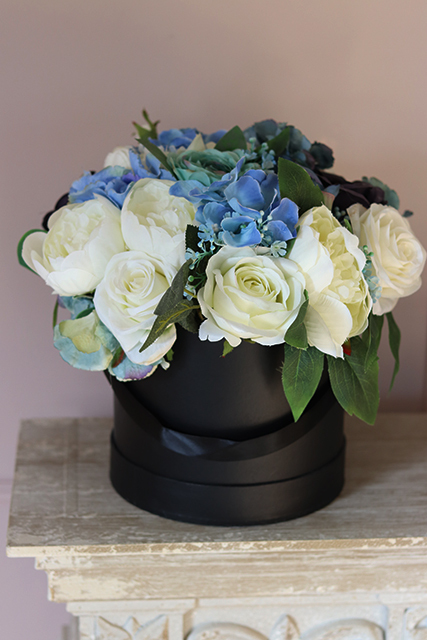 Lazurro, biało - niebieska kompozycja w czarnym pudełku, wys.28cm