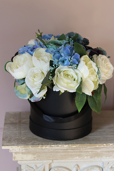 Lazurro, biało - niebieska kompozycja w czarnym pudełku, wys.28cm