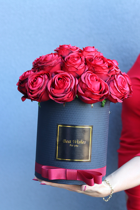 Czerwone Marzenia, flowerbox z różami i wstążką, wym.34x27cm