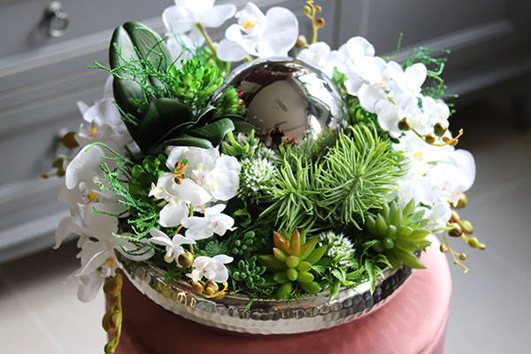 Dekoria Luksus, bogata kompozycja kwiatowa z kulą ceramiczną, wym.26x46cm