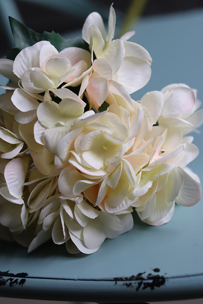 Argentyna Cream, gałązka sztucznej hortensji z listkami, 1szt., dł.46cm