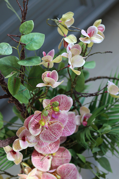 Lucille Granada, kompozycja ze storczykiem w srebrnym wazonie, wys.97cm