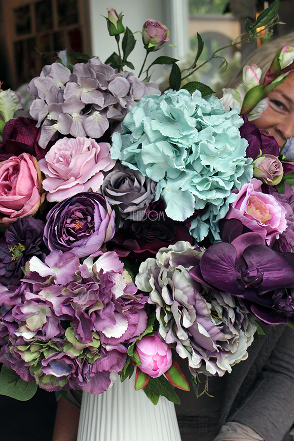 Pudrova kompozycja kwiatowa w wazonie Latina White, wys.80cm