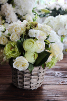 bogaty kosz z kremowymi i zielonymi różami Romance wys.36cm