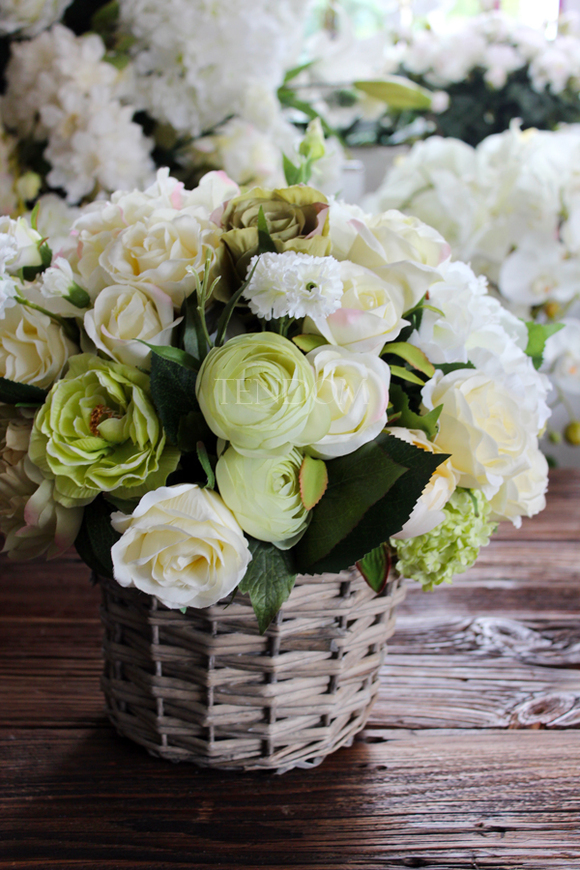 bogaty kosz z kremowymi i zielonymi różami Romance wys.36cm