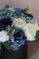 Lazurro, biało - niebieska kompozycja w czarnym pudełku, wys.28cm