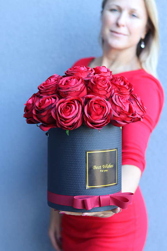 Czerwone Marzenia, flowerbox z różami i wstążką, wym.34x27cm