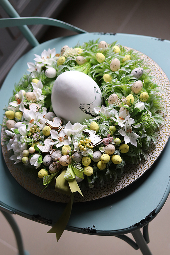 Easteria Kokoszka 2, wielkanocny stroik na talerzu z jajem, śr.33cm