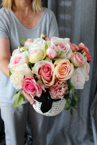 bogaty kosz z różowymi kwiatami Romance wys.34cm