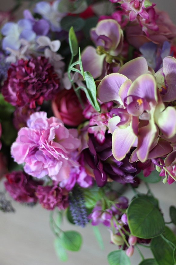 Kora kompozycja w srebrnym metalowym pucharze, wys.53cm