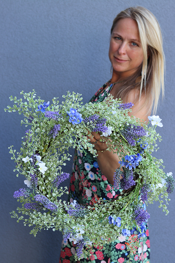 atrakcyjny kwiatowy wianek, Niebieska Zorza, śr. 52cm