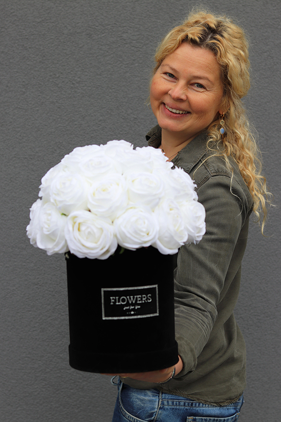 Black Roses I, welurowy flowerbox z różami, wys.38cm, śr.30cm