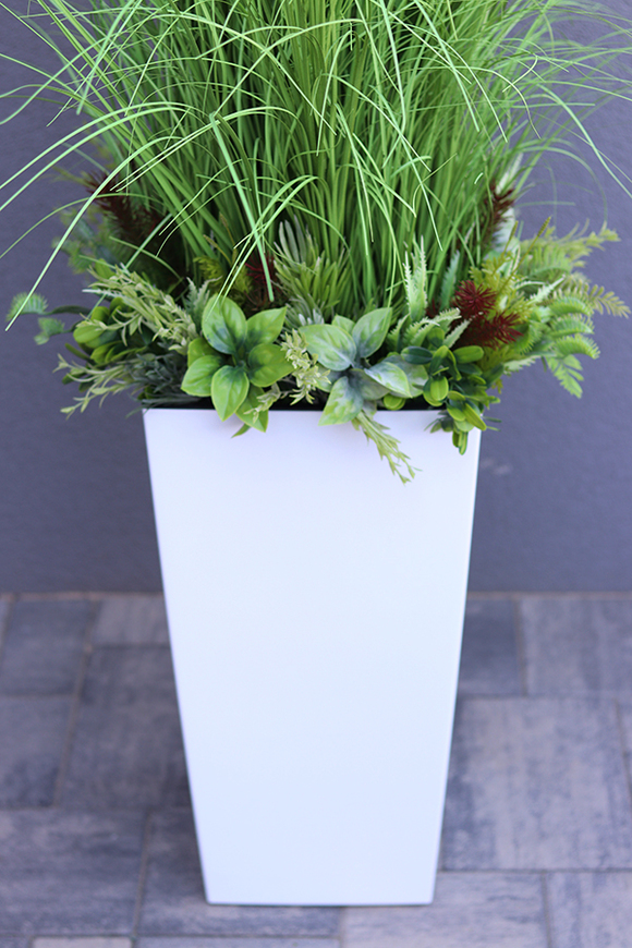 Anna White, kompozycja z traw w białej donicy, wys.ok.160cm 