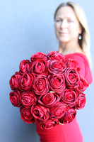 Czerwone Marzenia, flowerbox z różami i wstążką, wym.34x27cm