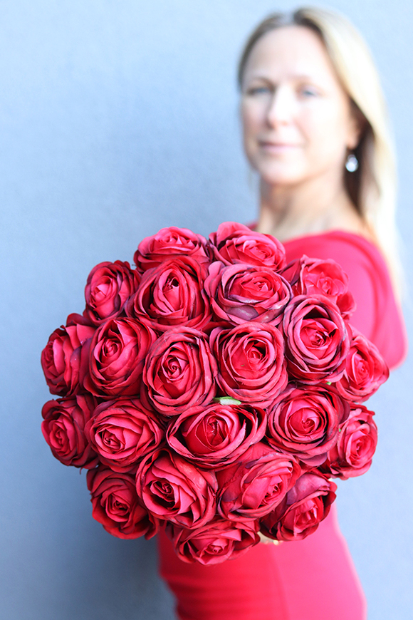 Czerwone Marzenia, flowerbox z różami i wstążką, wym.34x27cm