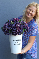 Hortensje Garden, kompozycja z fioletowych kwiatów w metalowym wazonie, wys.44cm