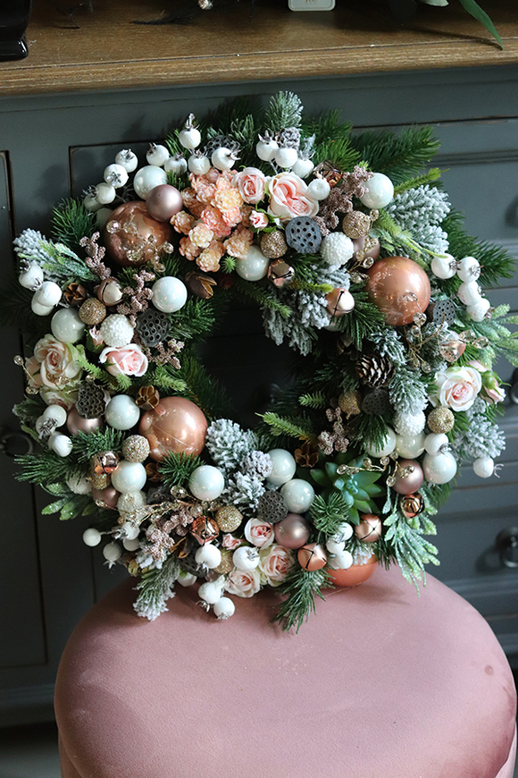 Poranne Mgły New, różowy wianek świąteczny, wym.40cm