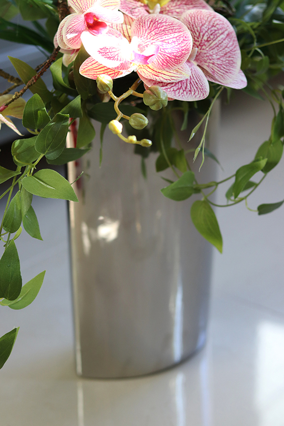 Lucille Granada, kompozycja ze storczykiem w srebrnym wazonie, wys.97cm