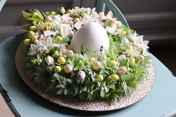Easteria Kokoszka 2, wielkanocny stroik na talerzu z jajem, śr.33cm