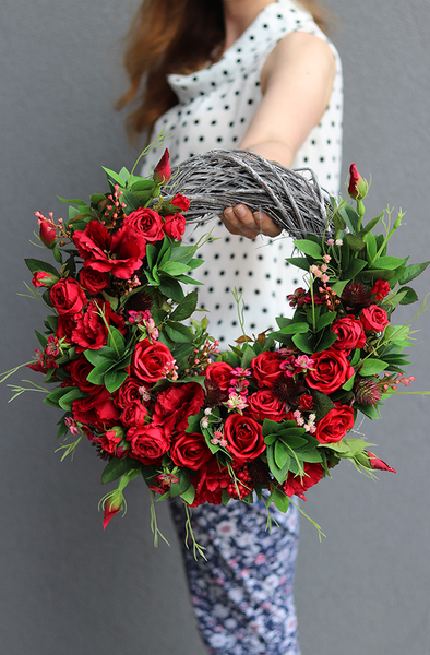 Red Flowers 2, wianek dekoracyjny z czerwonymi kwiatami, śr.40cm