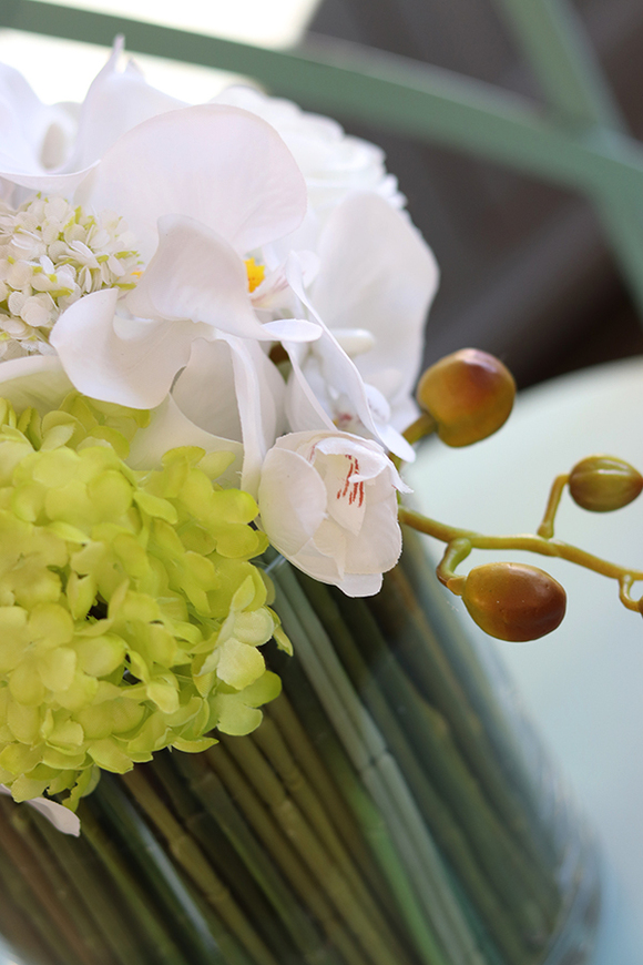 biało-zielony bukiet kwiatów w szklanym wazonie, Orchideano, wys.27cm