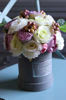 Geliao, szary welurowy flowerbox z kwiatową dekoracją, wys.25cm