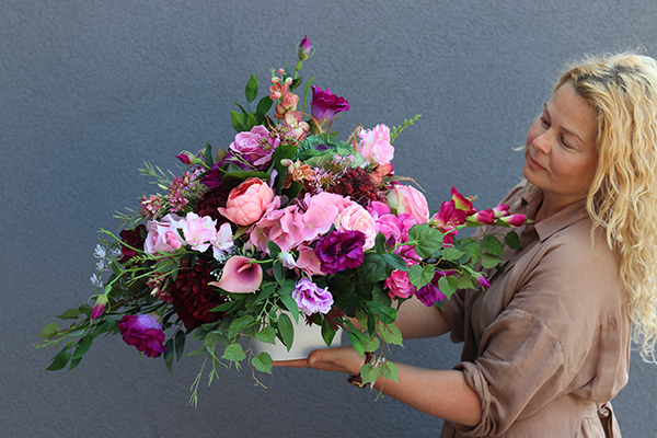 Settia, bogata kompozycja kwiatowa nagrobna, wym.56x78cm