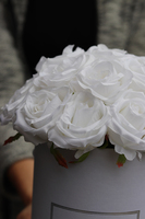 Anielski Flowerbox Big, biały flowerbox z różami, wys.30cm 