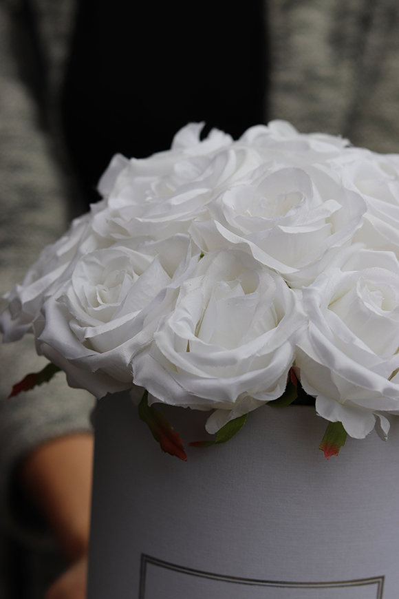 Anielski Flowerbox Big, biały flowerbox z różami, wys.30cm 