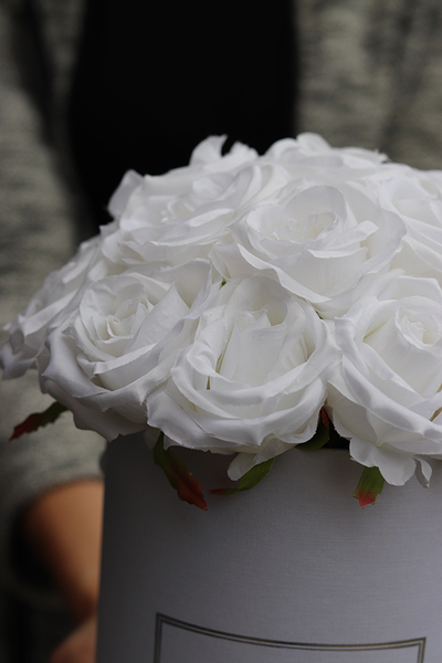 Anielski Flowerbox Big, biały flowerbox z różami, wys.30cm 