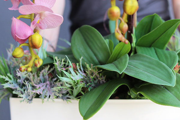 jasnoróżowy sztuczny storczyk w długiej, wąskiej donicy, Miranda, wys.78cm