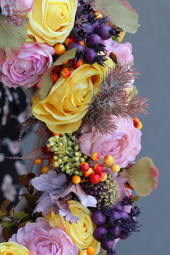 Colenissa, barwny wianek z dmuchawcami i jagodami, śr.54cm 