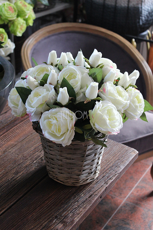 bogaty kosz z białymi różami i pąkami Romance White 35x35cm